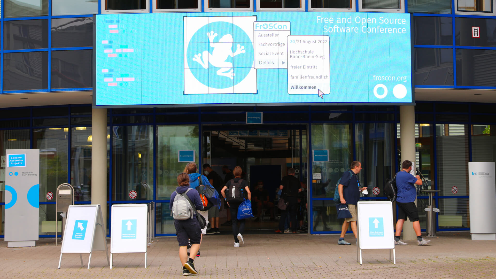 Entrance of University of Applied Sciences Bonn-Rhein-Sieg with FrOSCon banner