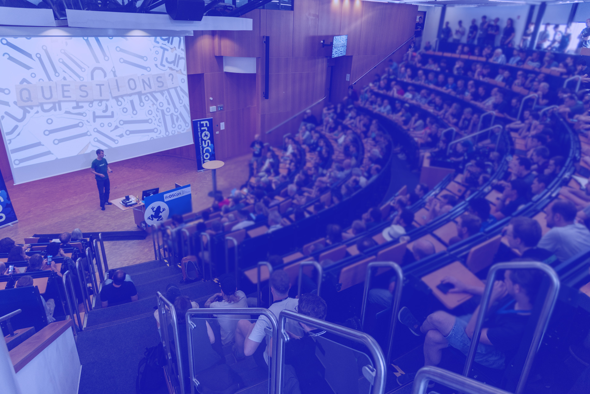 Voller Hörsaal in der Hochschule Bonn-Rhein-Sieg während der FrOSCon